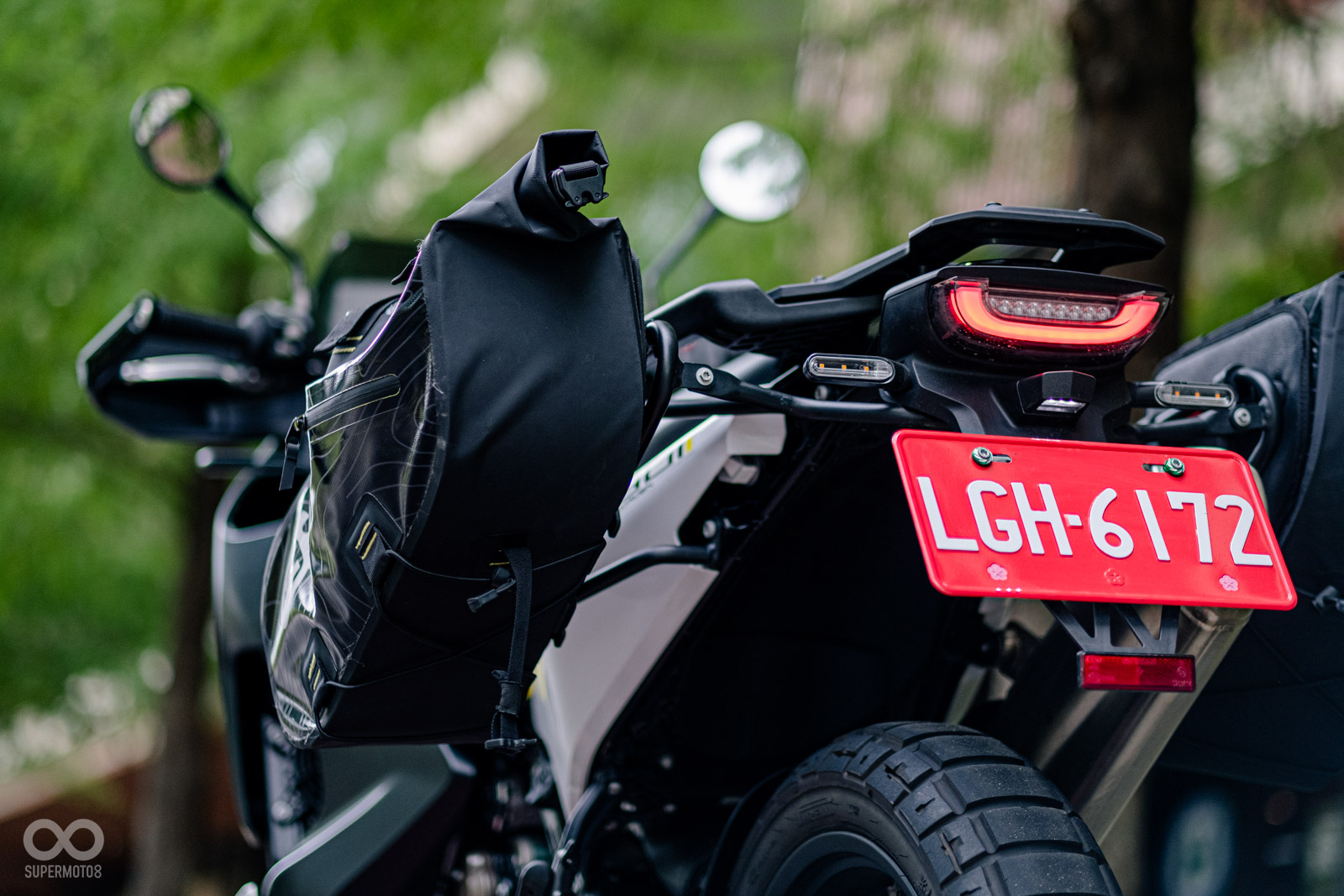 安裝在兩側的原廠配件軟包,提供額外置物空間,也替車輛增加不少旅行便利性