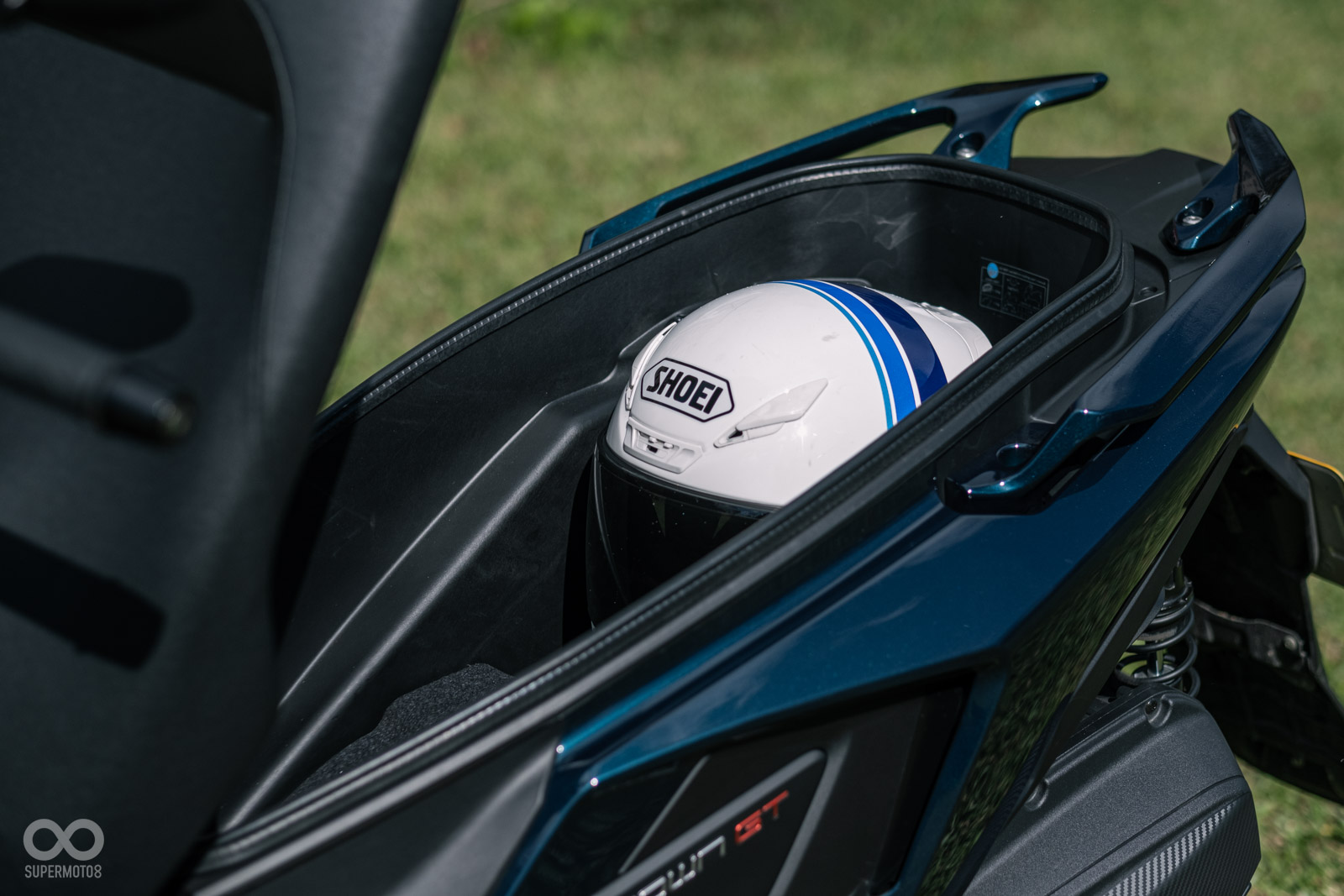 車廂空間非常寬敞,能輕鬆放入一頂全罩帽