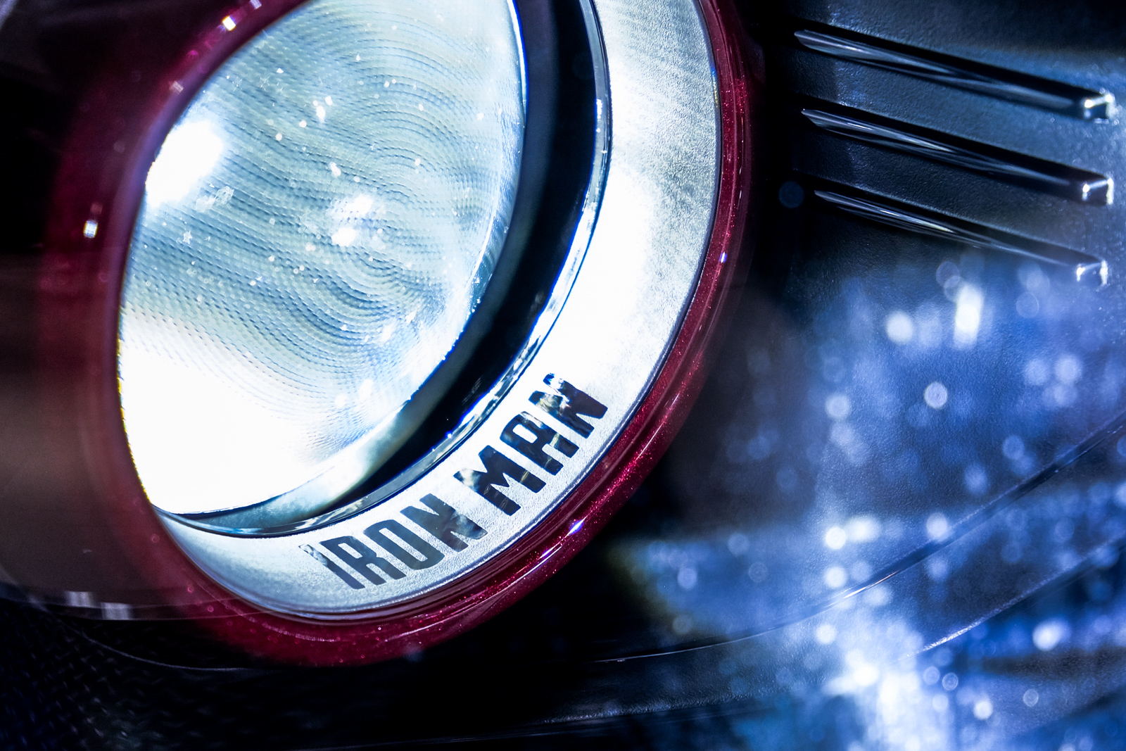 隱藏在車燈內的Iron Man字樣更是有如電影彩蛋一般令人驚喜