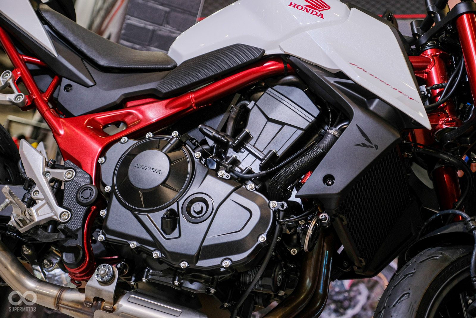 受到台灣環保法規阻礙，CB750 HORNET只有68.3匹