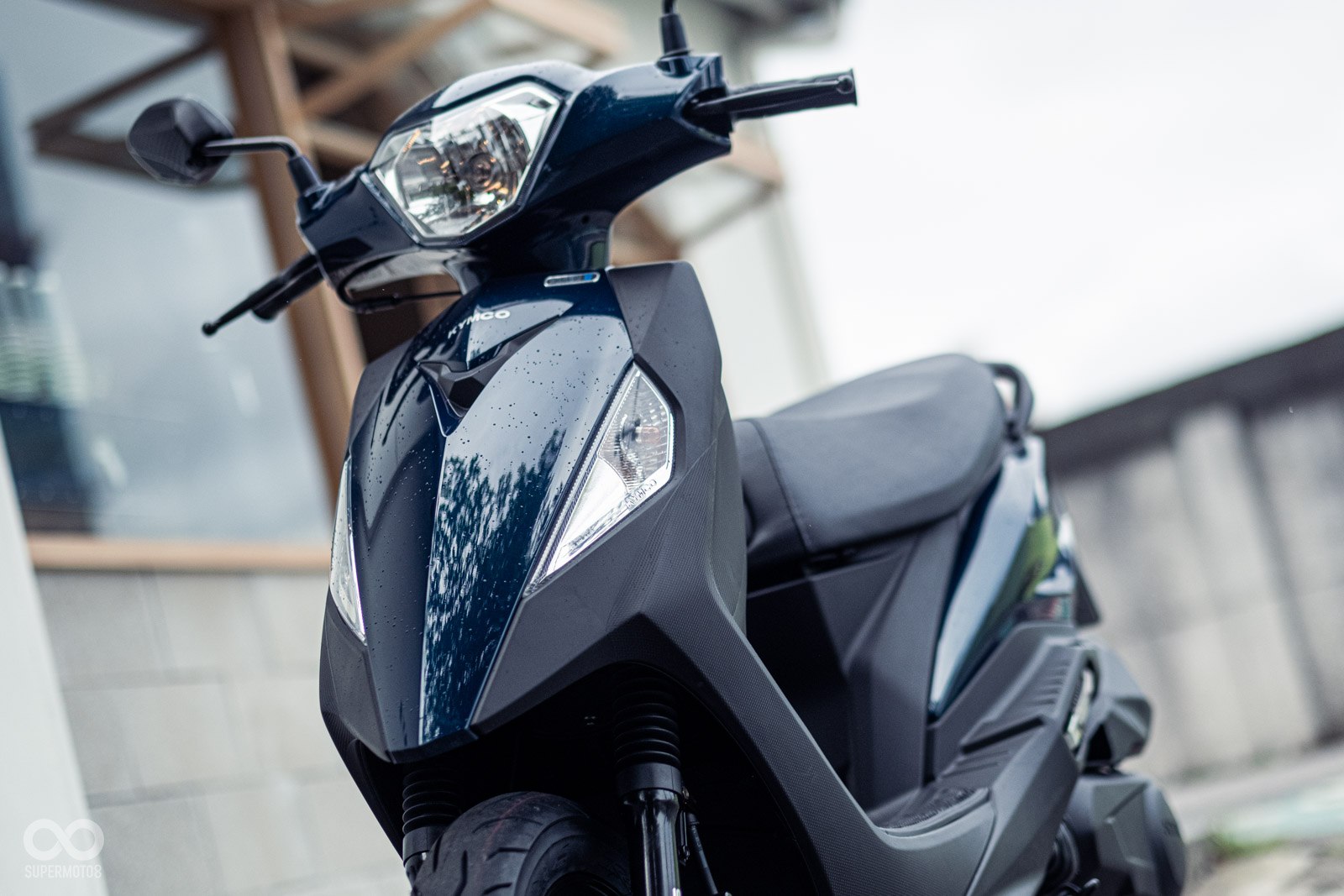 中央烤漆配上兩側消光色的組合，看起來有種休旅車的跨界感