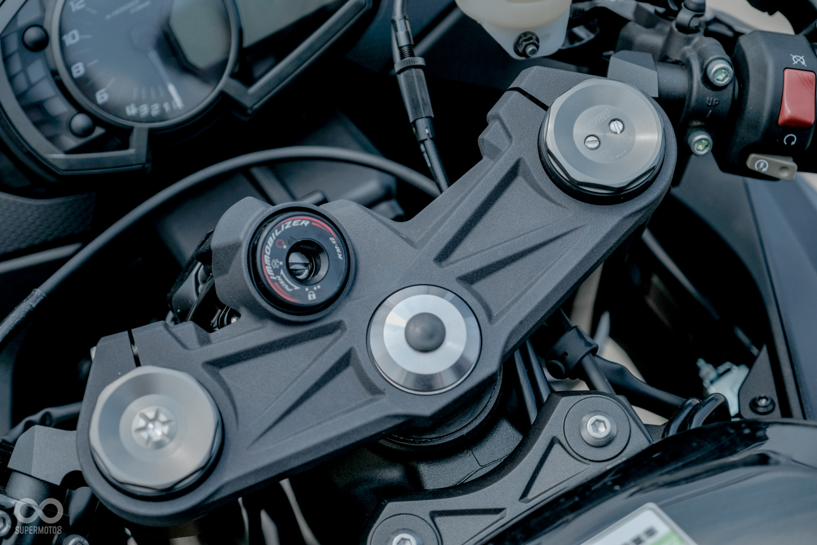 前避震為Showa SFF-BP全可調倒叉，左邊為預載調整；右邊為壓縮、回彈阻尼調整旋鈕