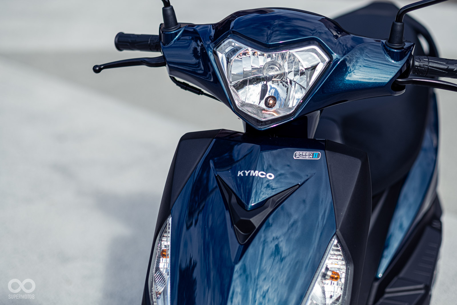 前胸蓋上有相當搶眼的V形進氣口點綴；亮面烤漆和消光漆的組合，給予新豪邁125不一樣的視覺感受