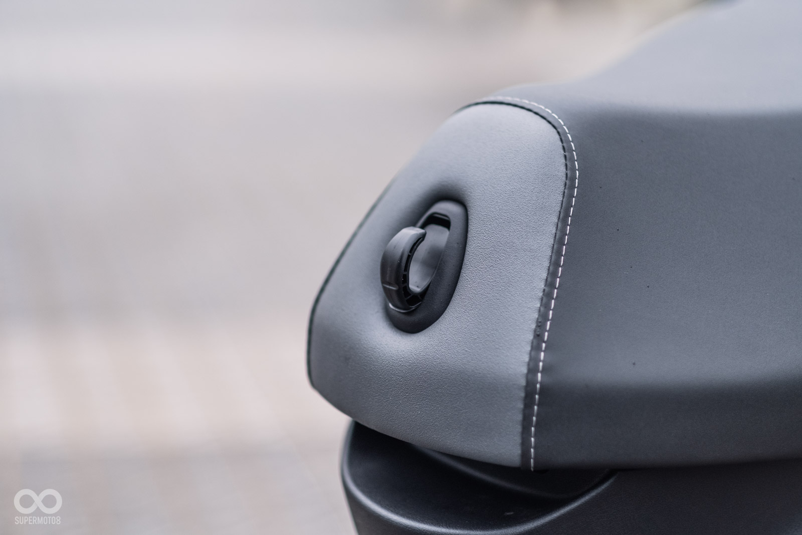 坐墊前端有隱藏掛鉤