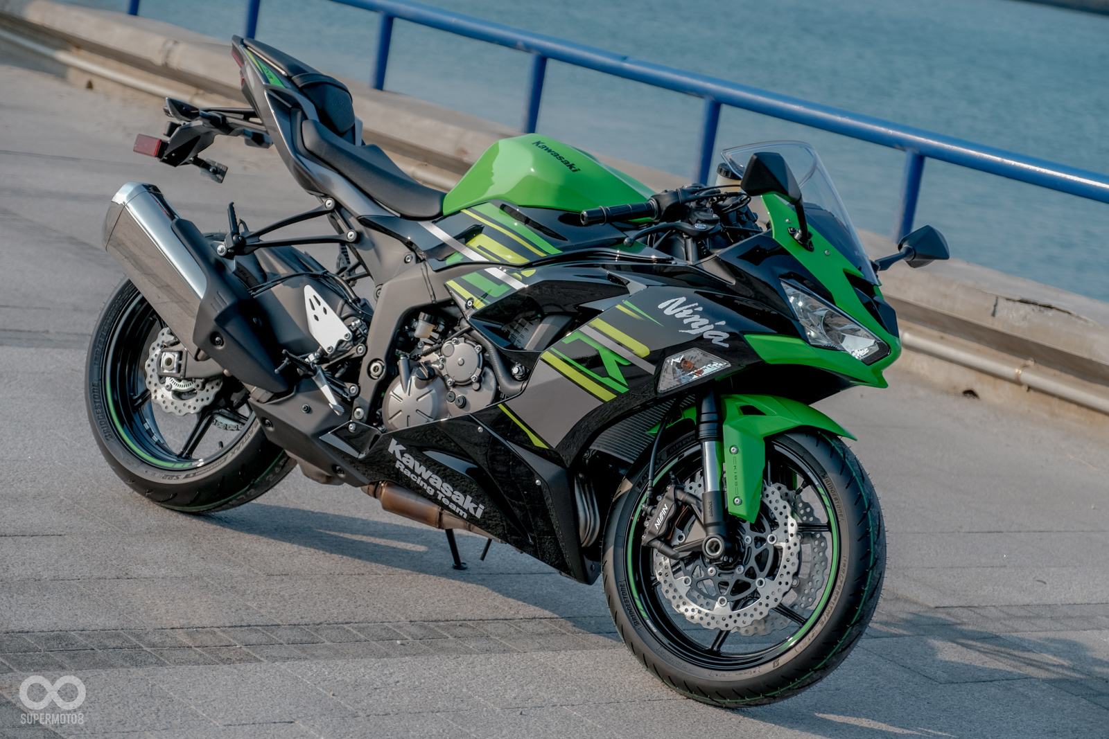 明治萬國新圖 致敬賽道傳奇！2025 KAWASAKI ZX-6R披上KRT塗裝，並首次推出