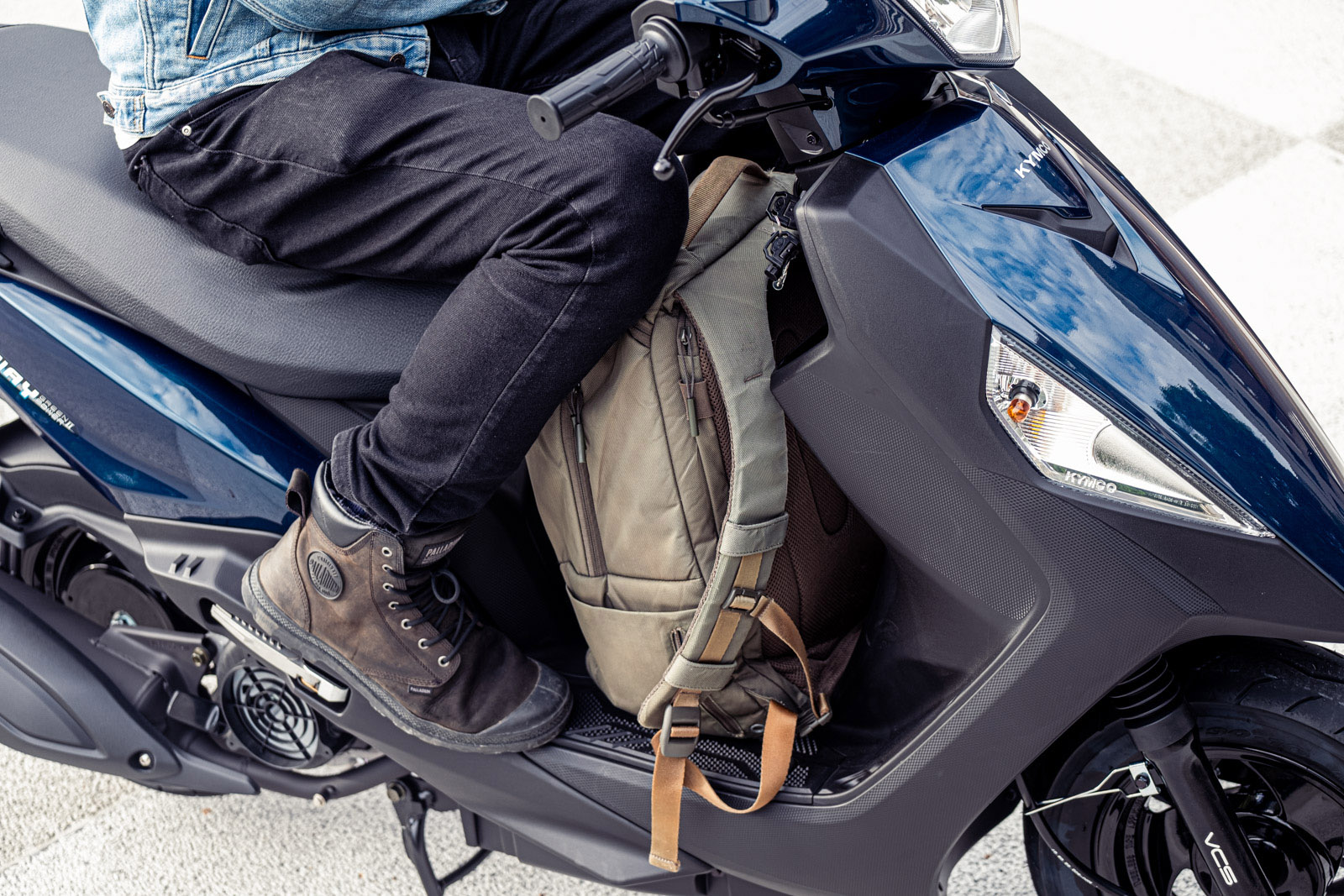 寬大的前腳踏，能輕鬆放下我們拍攝用的大攝影背包