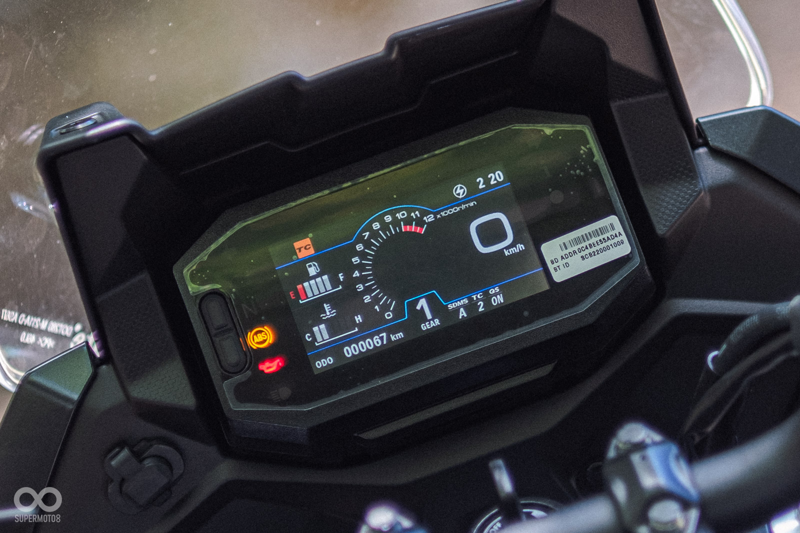 儀表與GSX-8R等車款不同,為全新設計。樣式簡單清晰