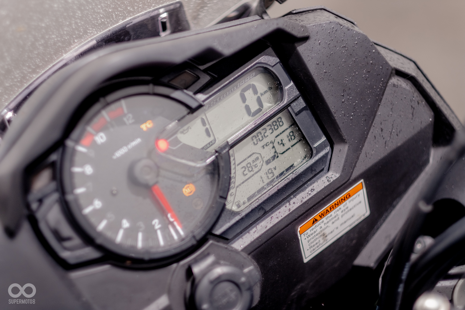 儀表採用傳統指針轉速搭配液晶顯示時速,儀表下方也配有一個12V充電插座