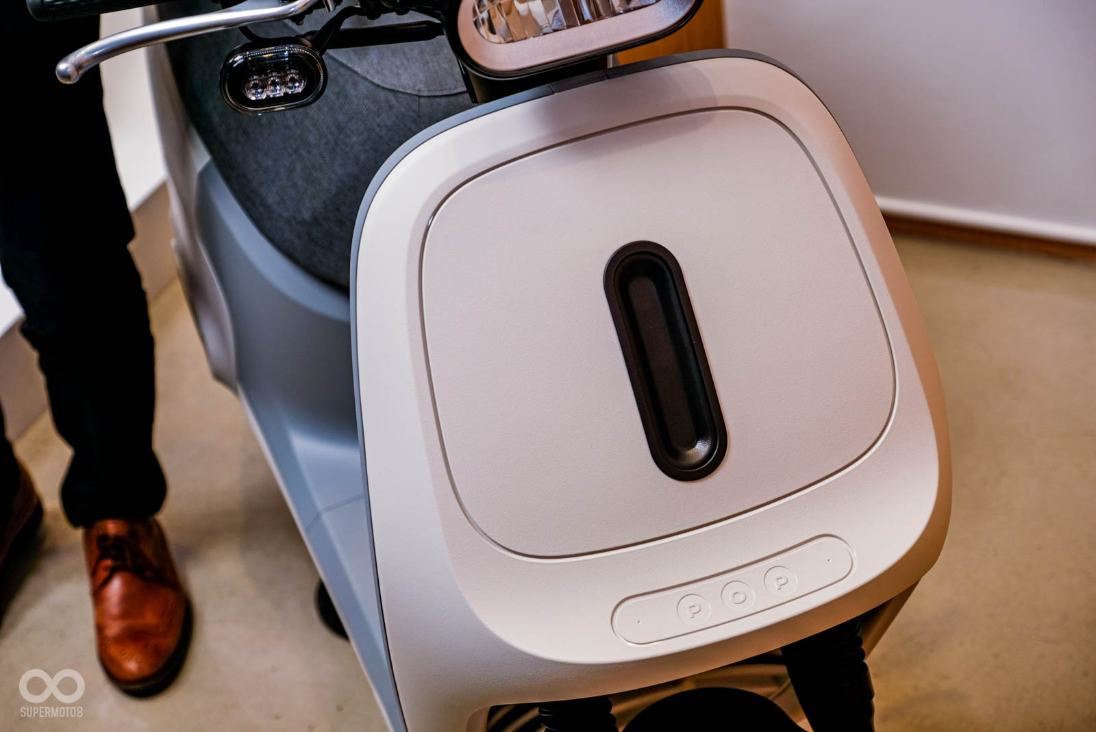 「原色灰」是發想自城市街道的景色