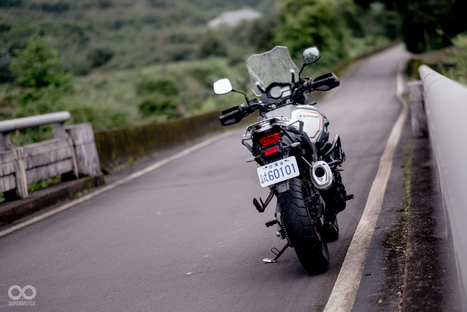 轉入山間的窄小產業道路後,面對破碎的路面,V-Strom 1000的懸吊系統和電控配備開始展現實力,給予騎士更多的安心感和信心