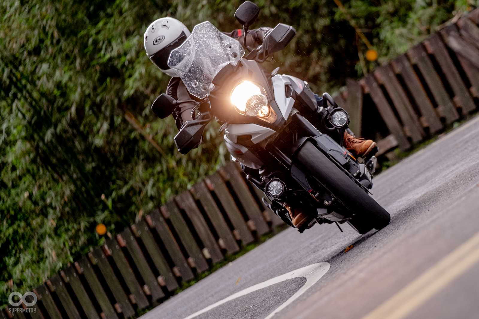 V-Strom 1000在山路上的穩定感與靈活性,給人一種有如大型街車般的駕馭感受,與龐大的外觀身軀相當不同,出乎預料的表現也讓筆者印象深刻