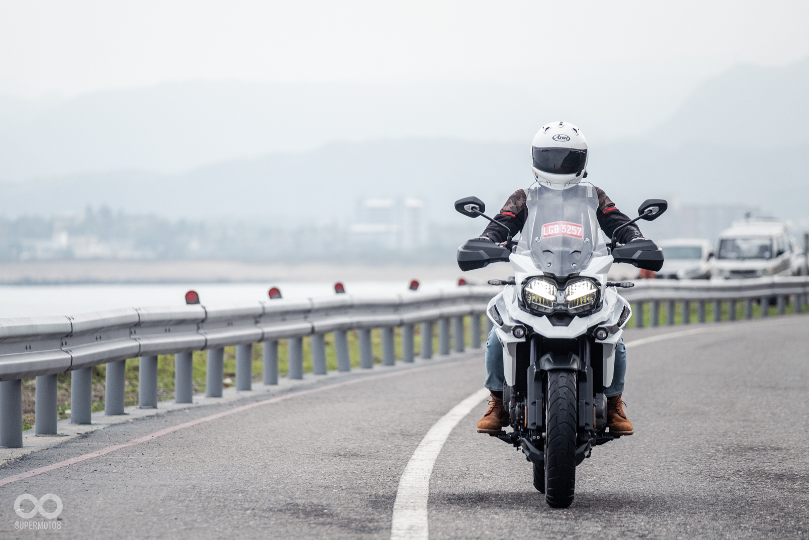 來到路又寬又直的北海岸,開啟定速巡航這頭猛虎也馬上變身溫馴的小貓,讓騎士可以進行欣賞海岸線沿途美景