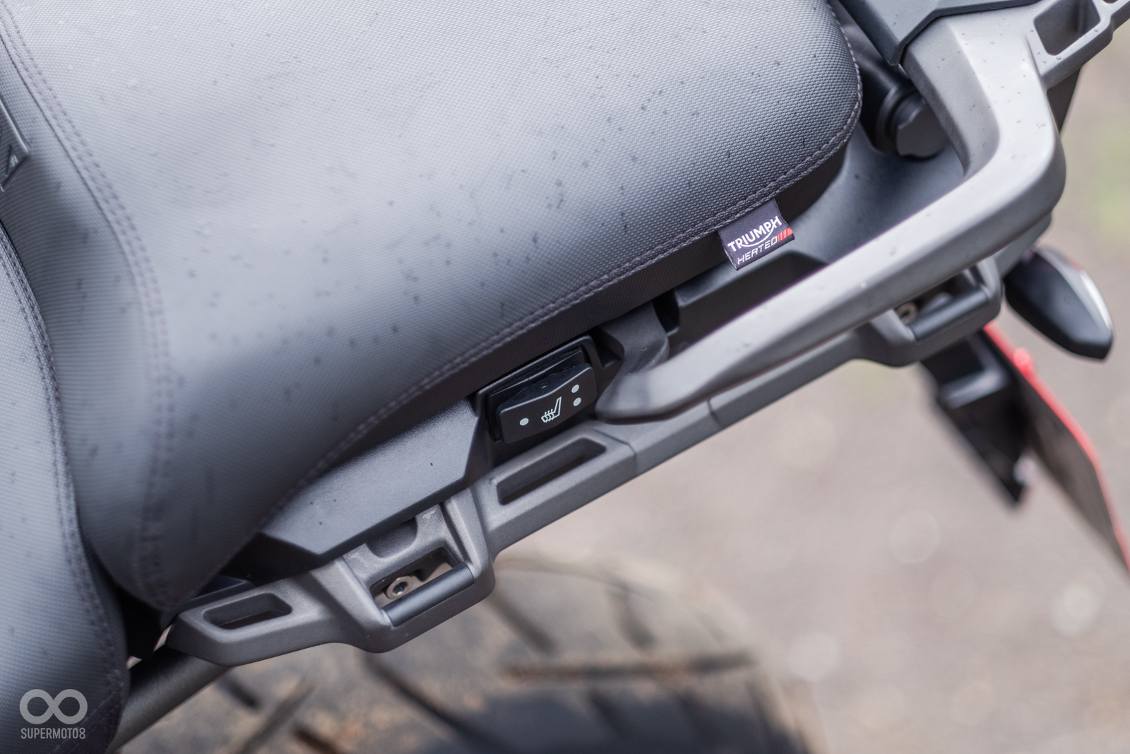 後座左邊下方也有獨立的加熱坐墊開關