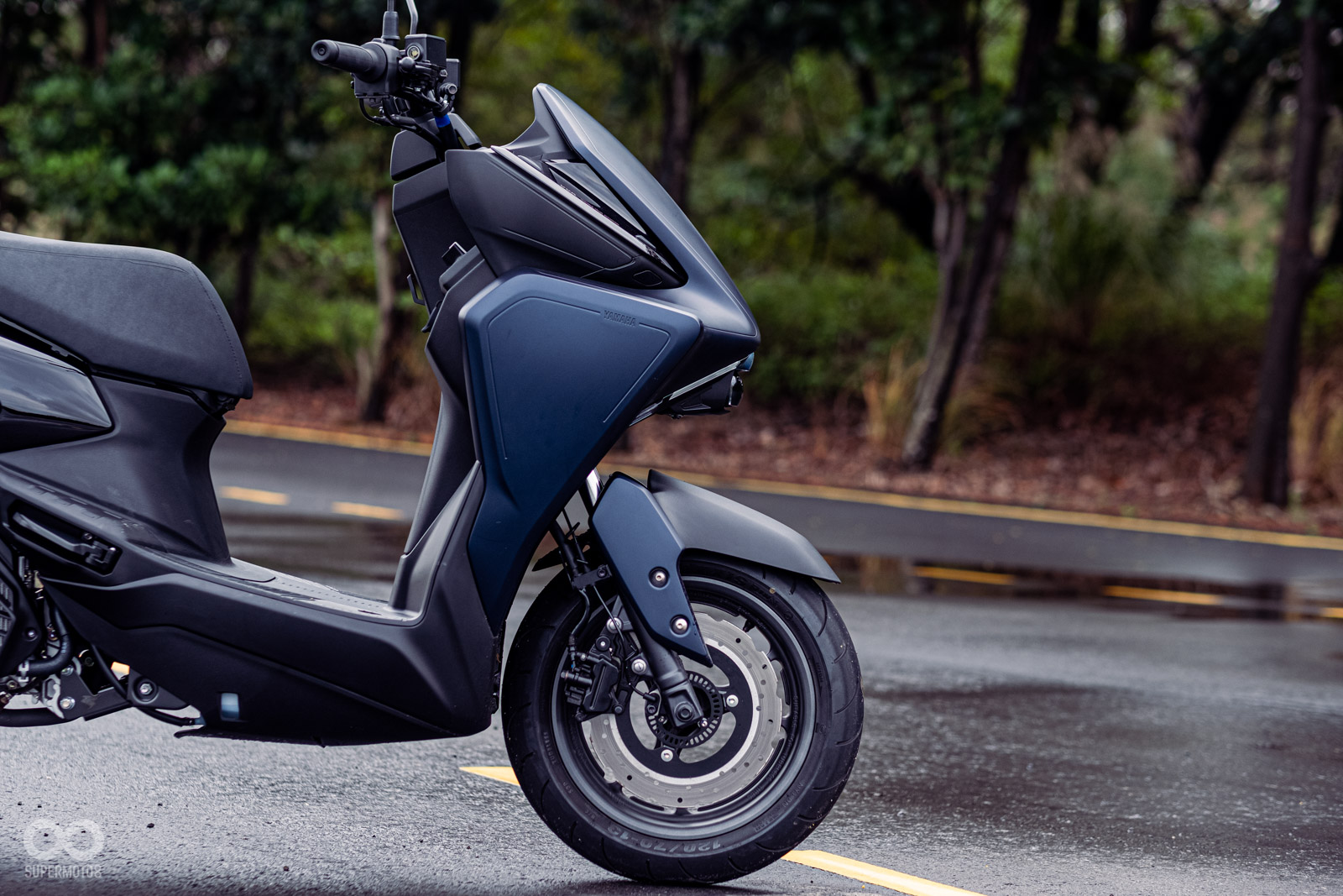 YAMAHA AUGUR前方搭載較大的267mm單碟盤配單向雙活塞卡鉗