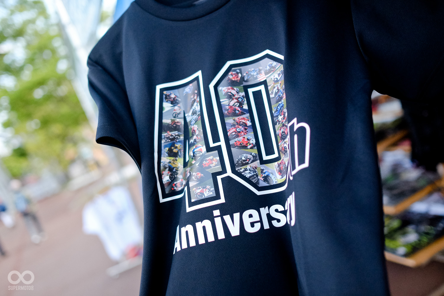 今年剛好是鈴鹿八耐四十周年，攤位中也可見紀念上衣