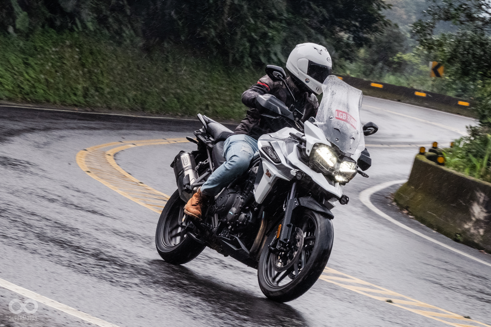 過彎時,車頭的轉向輔助燈也會亮起,相信在夜晚昏暗的山路上,會是一個相當實用的配備