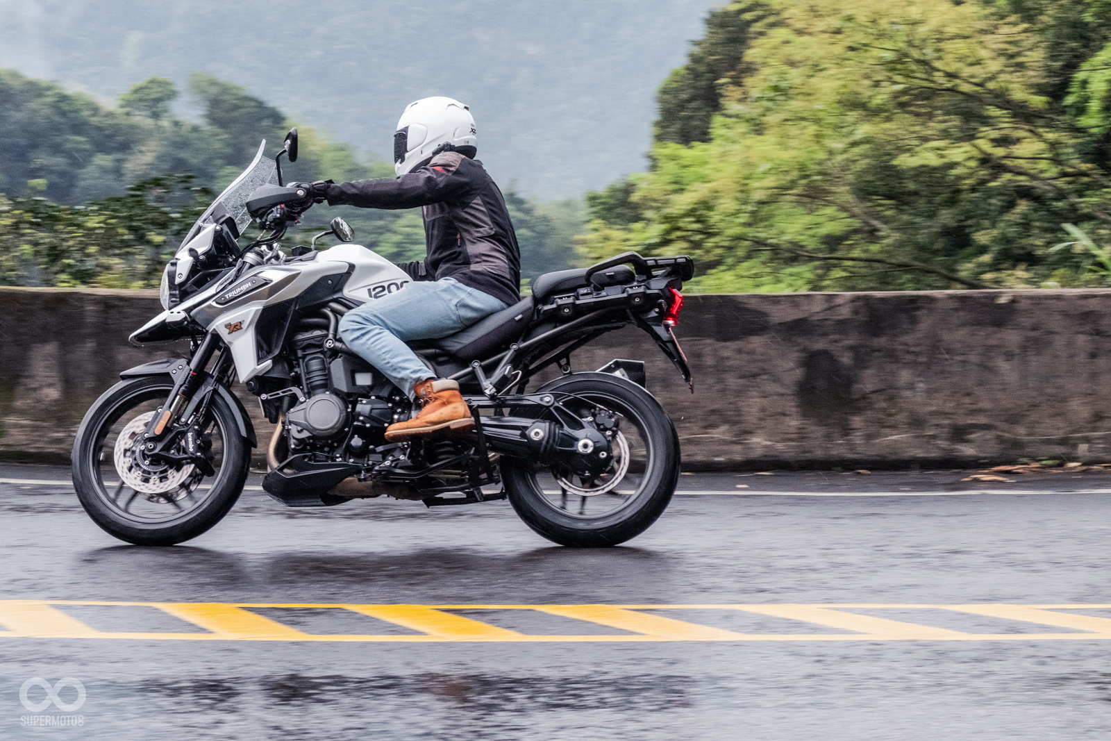 比起過去試駕過的其他Adventure車款,TIGER 1200 XRt的動態表現更像是一台大型的運動跑旅