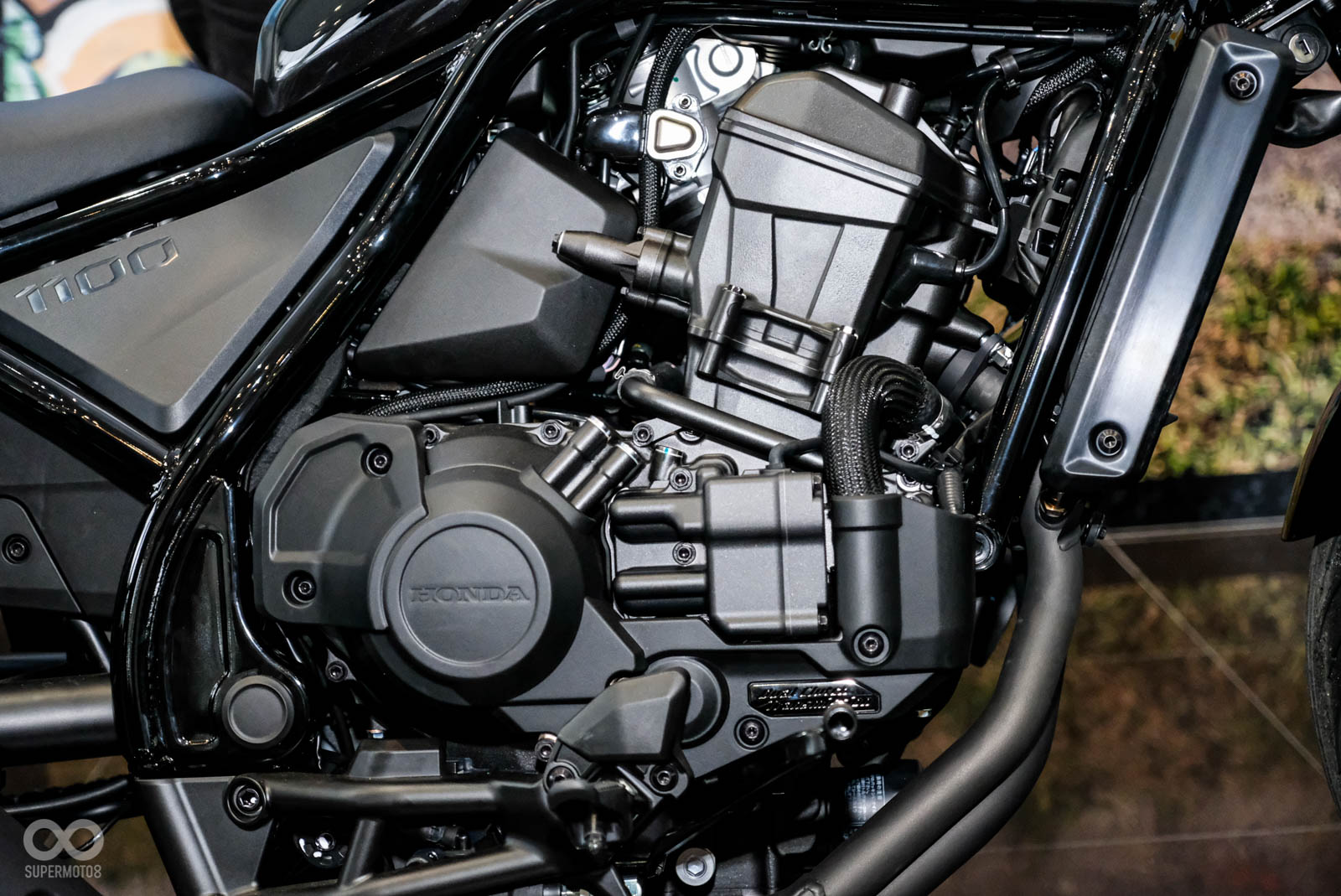 1084c.c.並列雙缸引擎有79HP @ 6,750RPM的最大馬力和9.6kg-m @ 4,750RPM的最大扭力