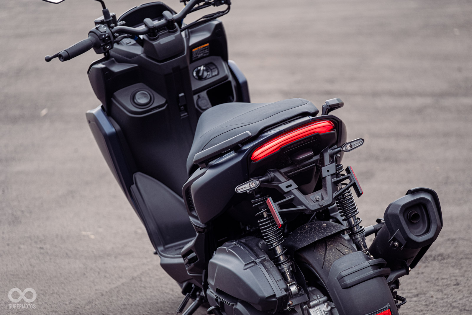 車身中後段線條與FORCE 2.0雷同，尾燈採用相同的設計