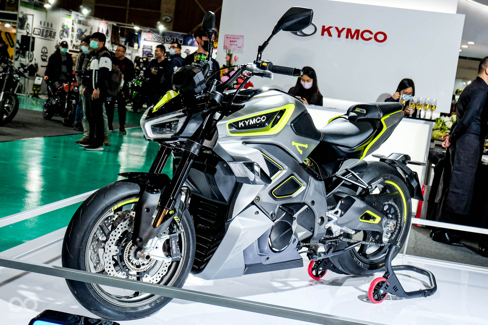 RevoNEX同樣也在現場展出，這台紅牌電動街跑未來將會在義大利生產