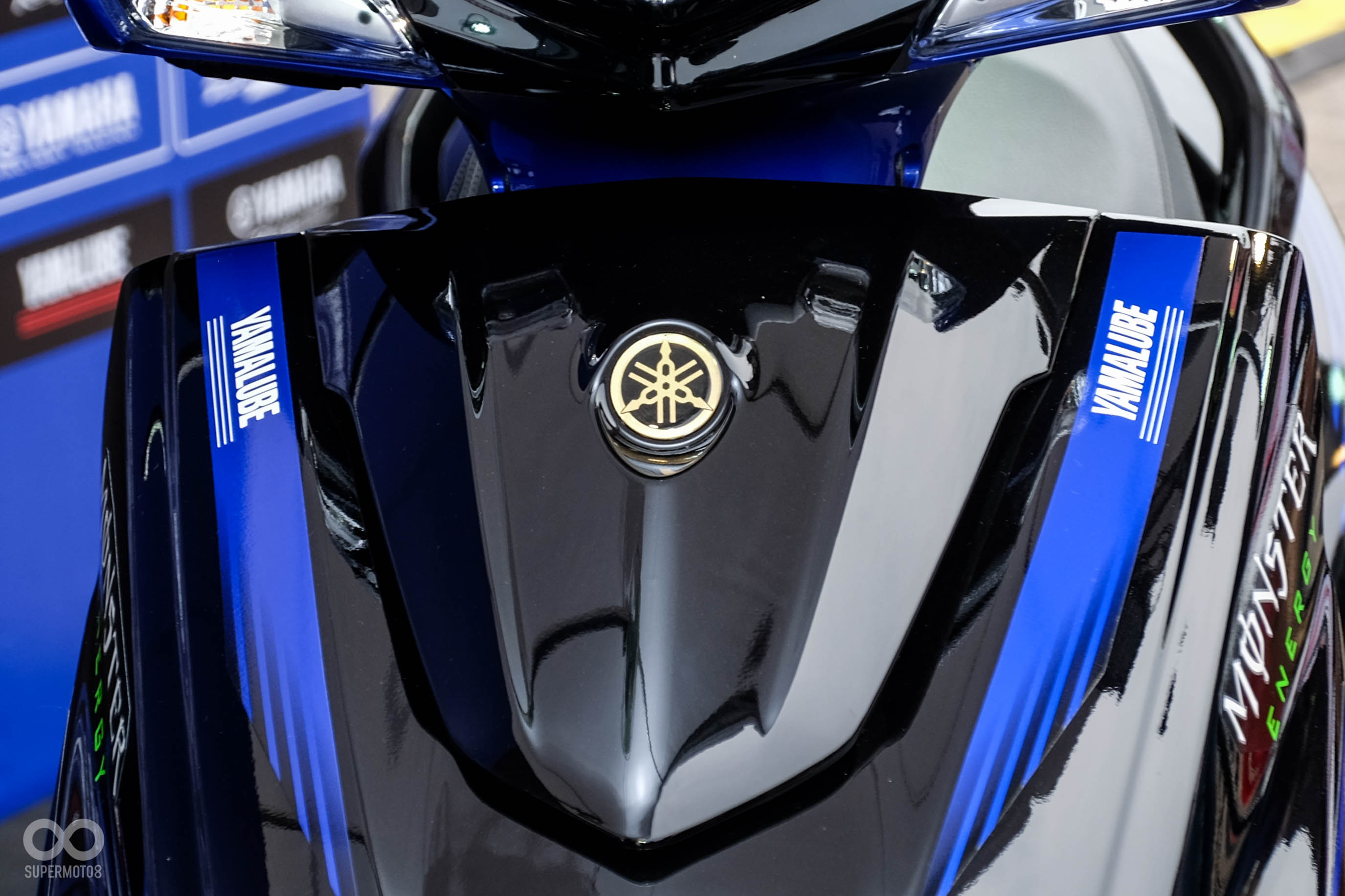 獨特的金色『音叉』裝飾蓋也和MotoGP廠車M1採用相同的配置