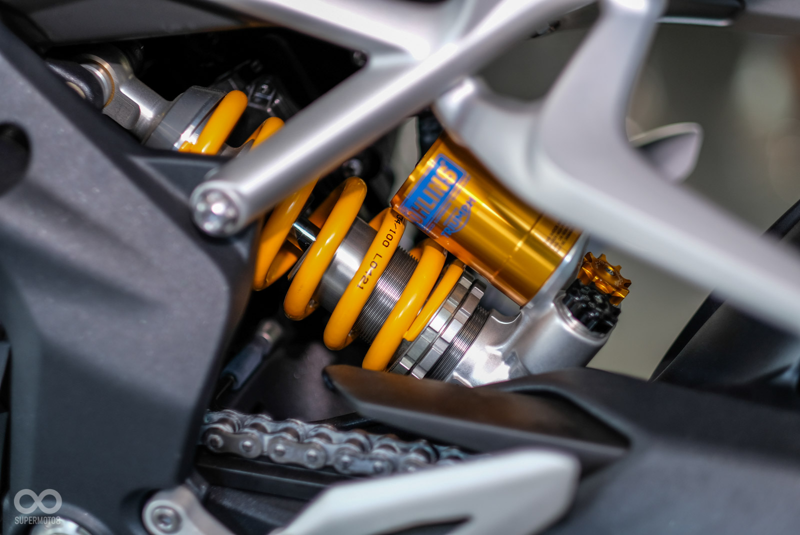 前後避震、卡鉗都採用頂級規格