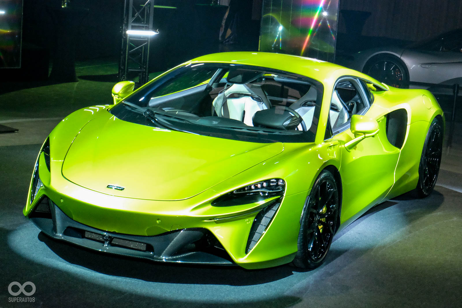 McLaren Artura加入純電行駛模式，擁有30公里的續航里程，V6引擎和馬達的混合動力更是擁有21KM/L驚人油耗表現