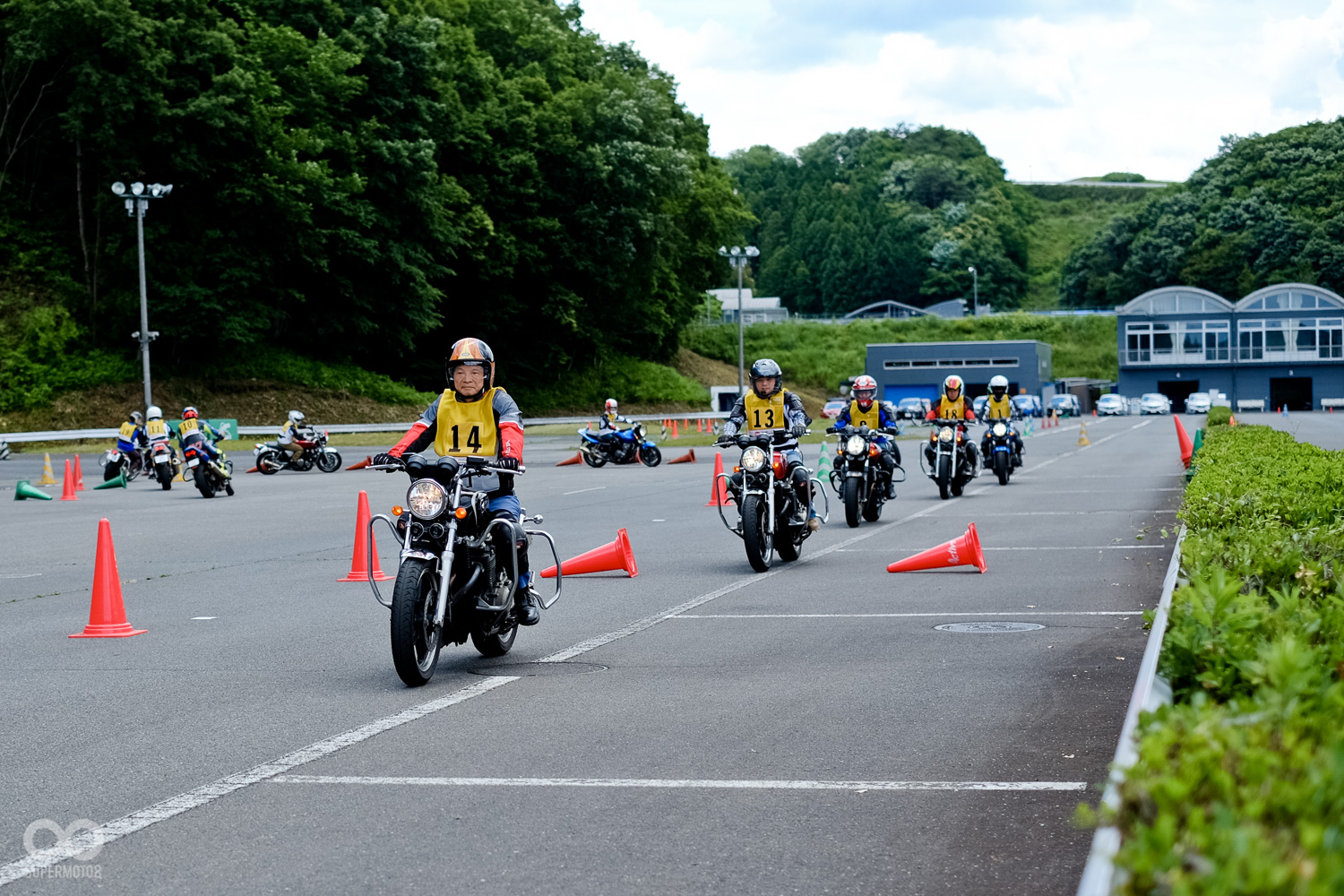 慣熟行走中,所有練習用車的狀況都非常好,檔位清晰,油門間隙適中,胎壓充足,場地路面更是超水準