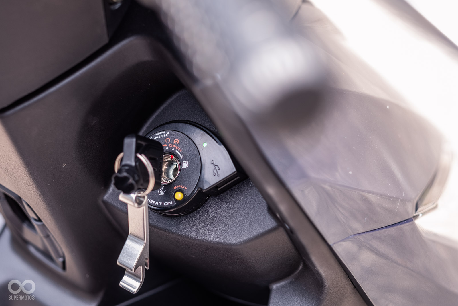 鎖頭旁有USB充電孔