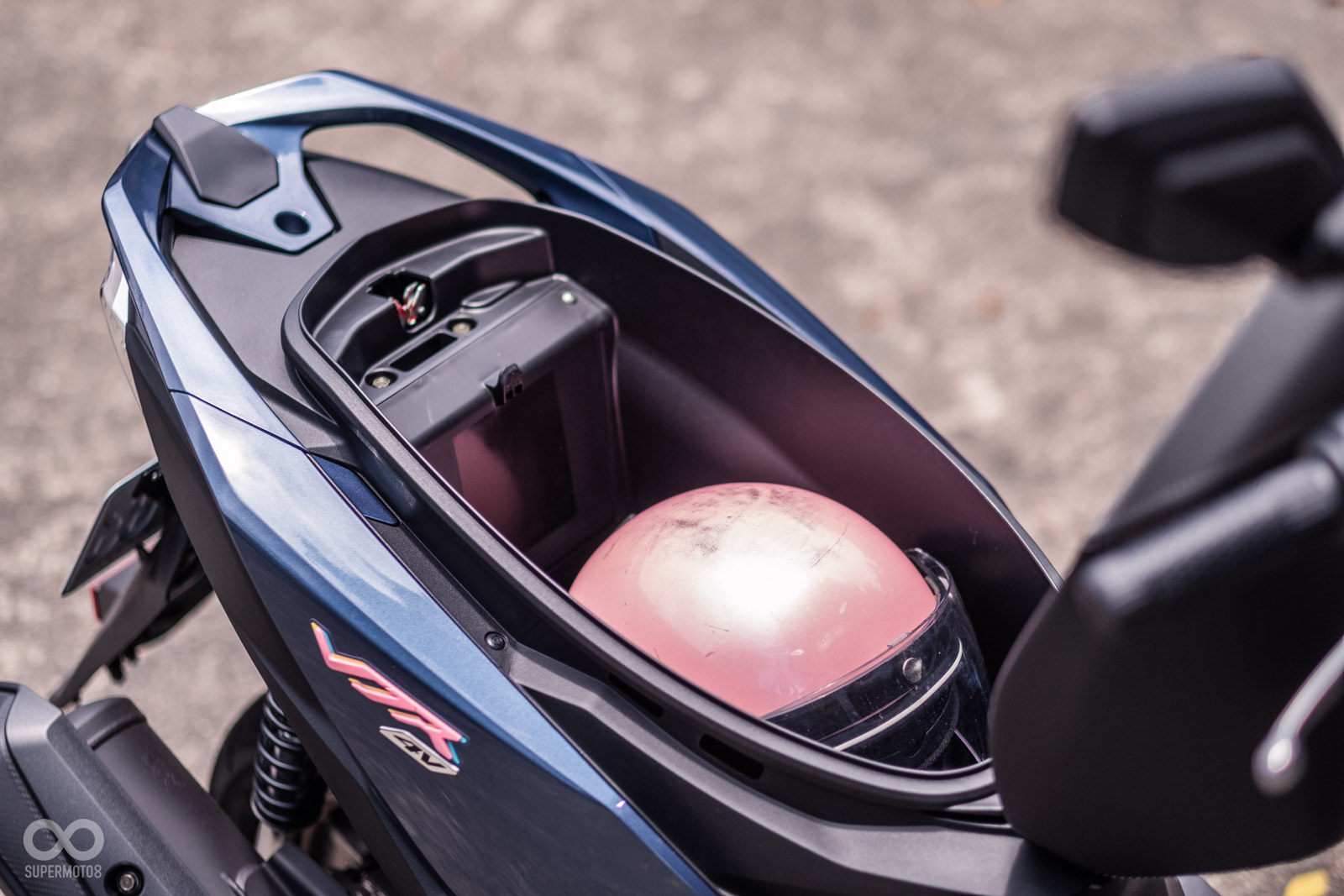 車廂能收納一頂3/4安全帽,還有空間能放其他小物