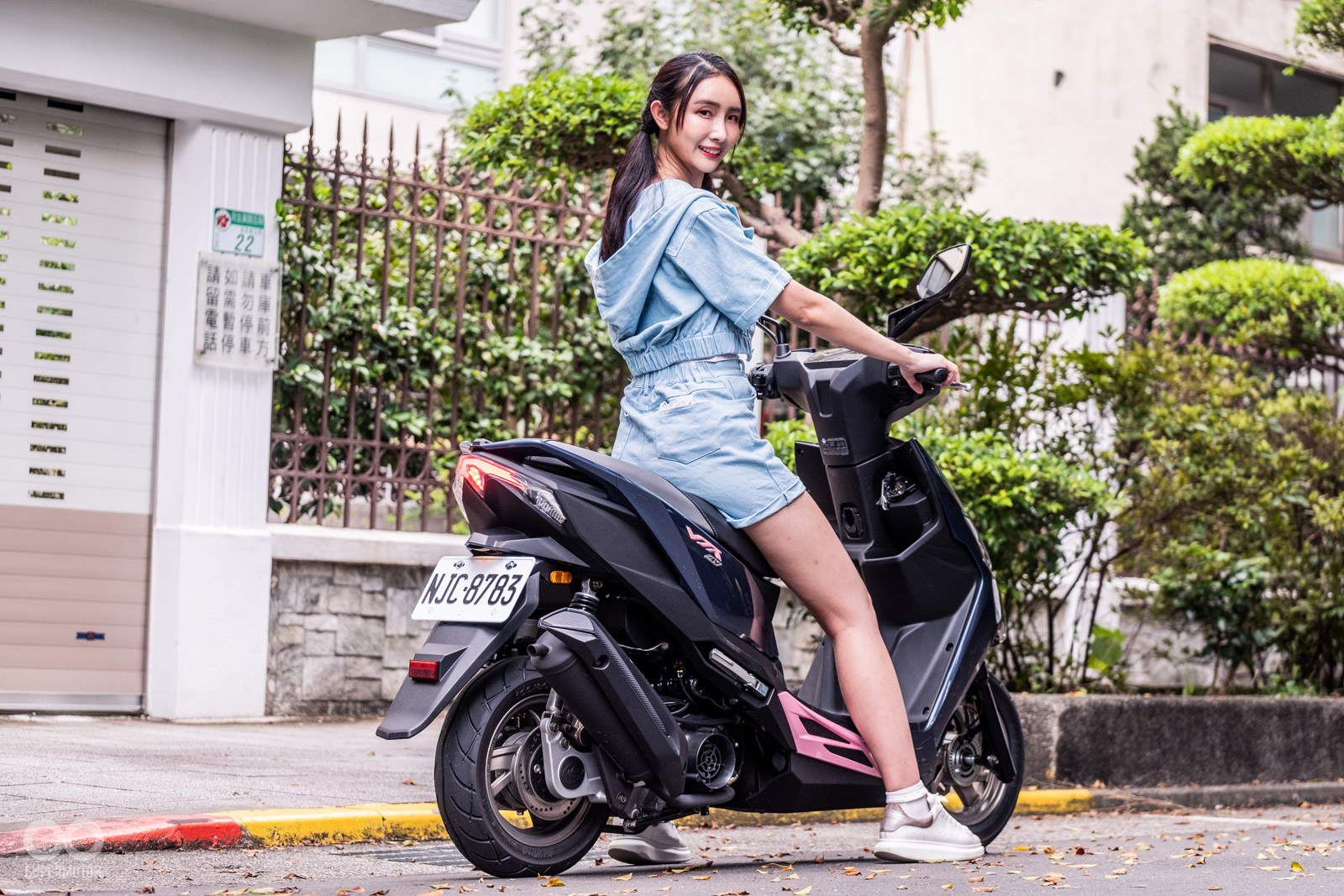 模特兒身高166公分,雙腳也能平踏地面