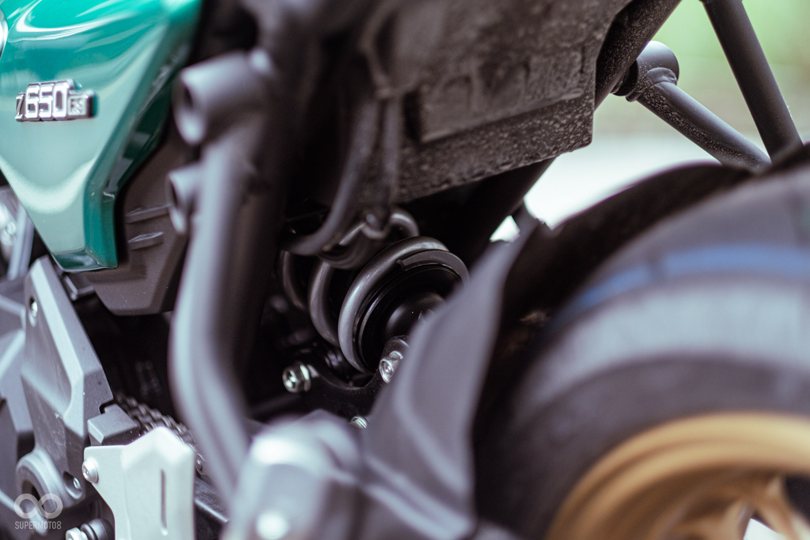 預載可調的水平後單槍避震器