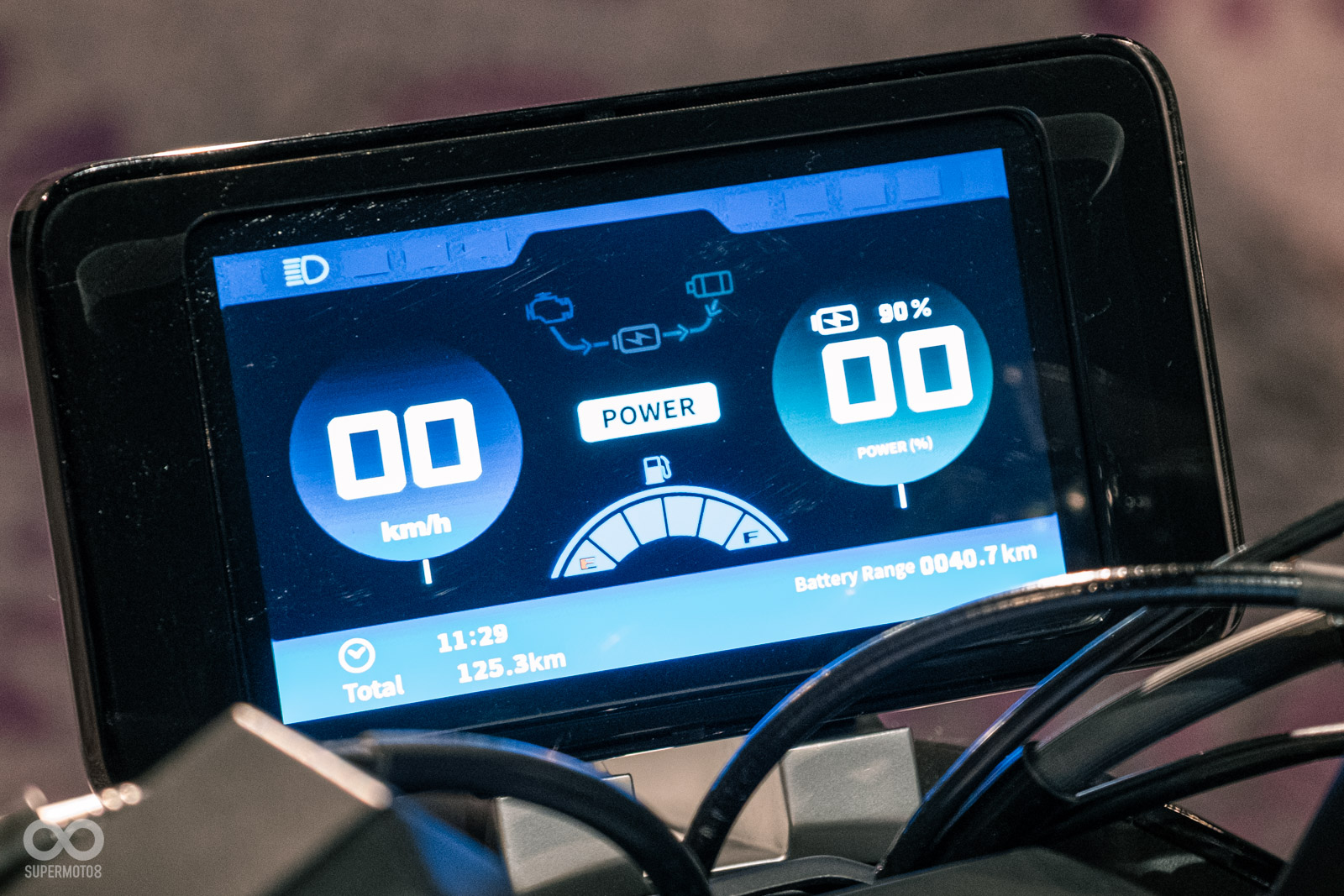 TFT 儀表可看當下電池狀態，但介面風格可以設計的美觀一點更好...