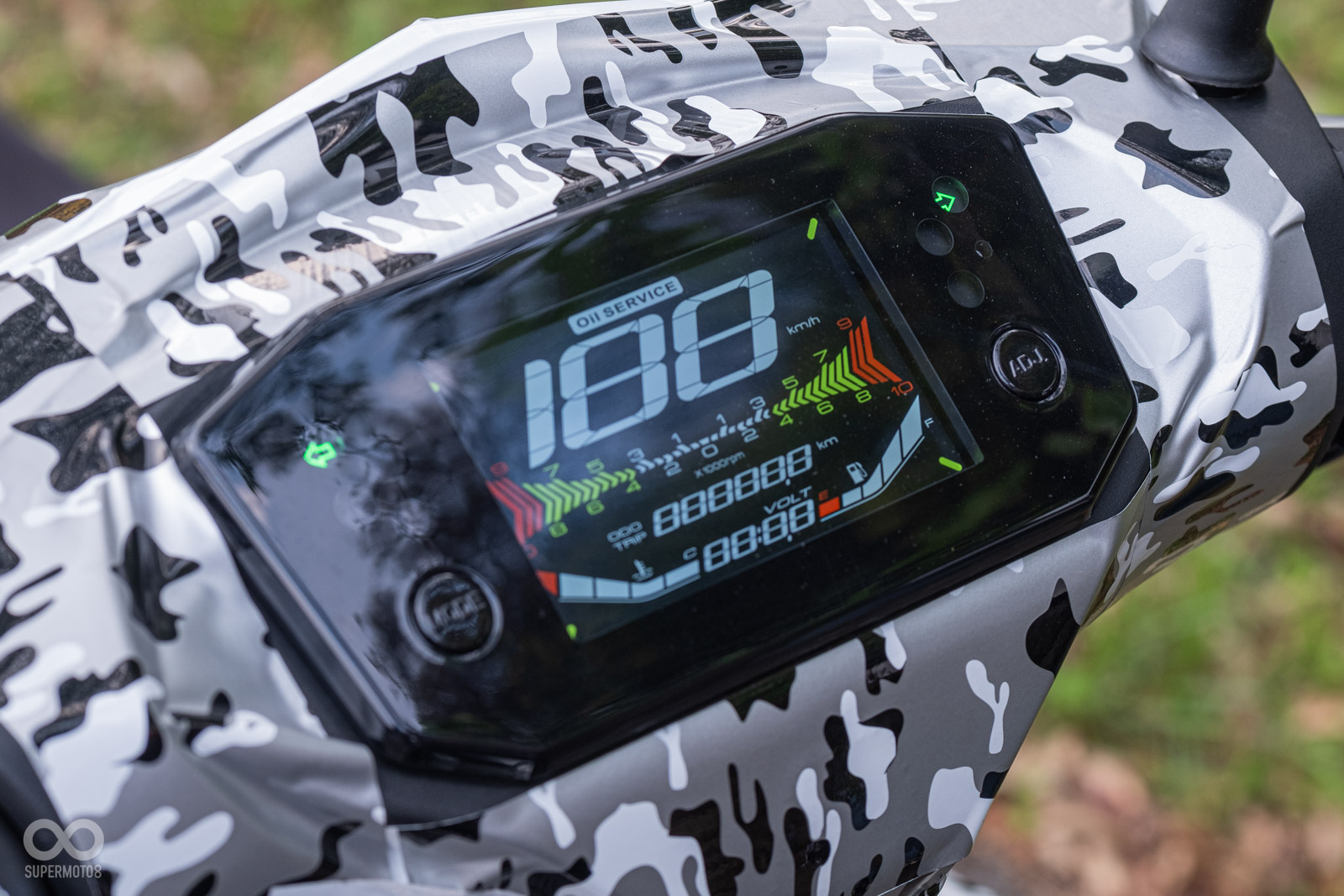 儀表內部樣式相當特別，四個角落的綠點為方向燈指示，儀表外框也有另外的方向燈號確保安全性