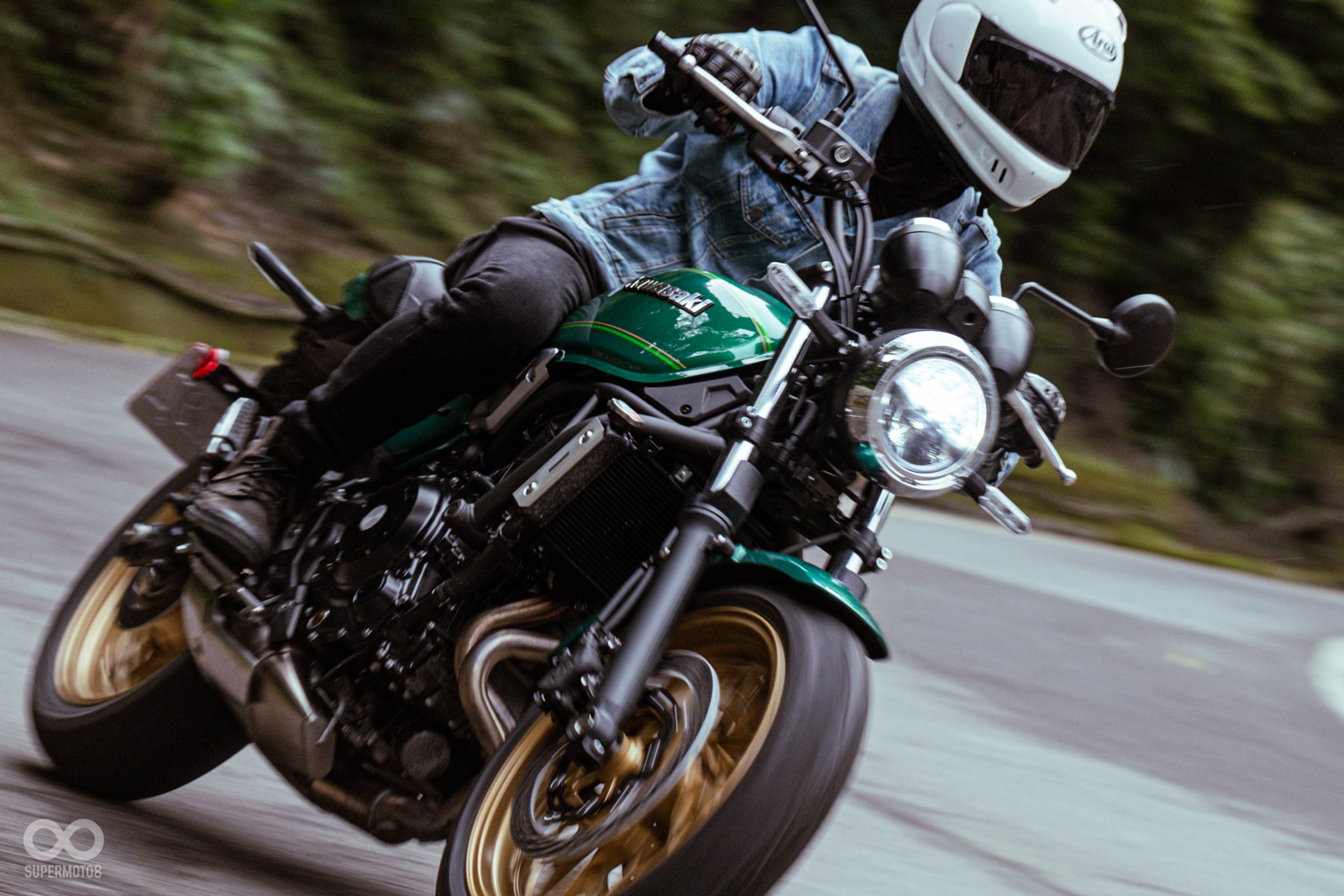 Z650RS的並列雙缸加上底部排氣管的設計，聲浪表現出乎預料的渾厚飽滿