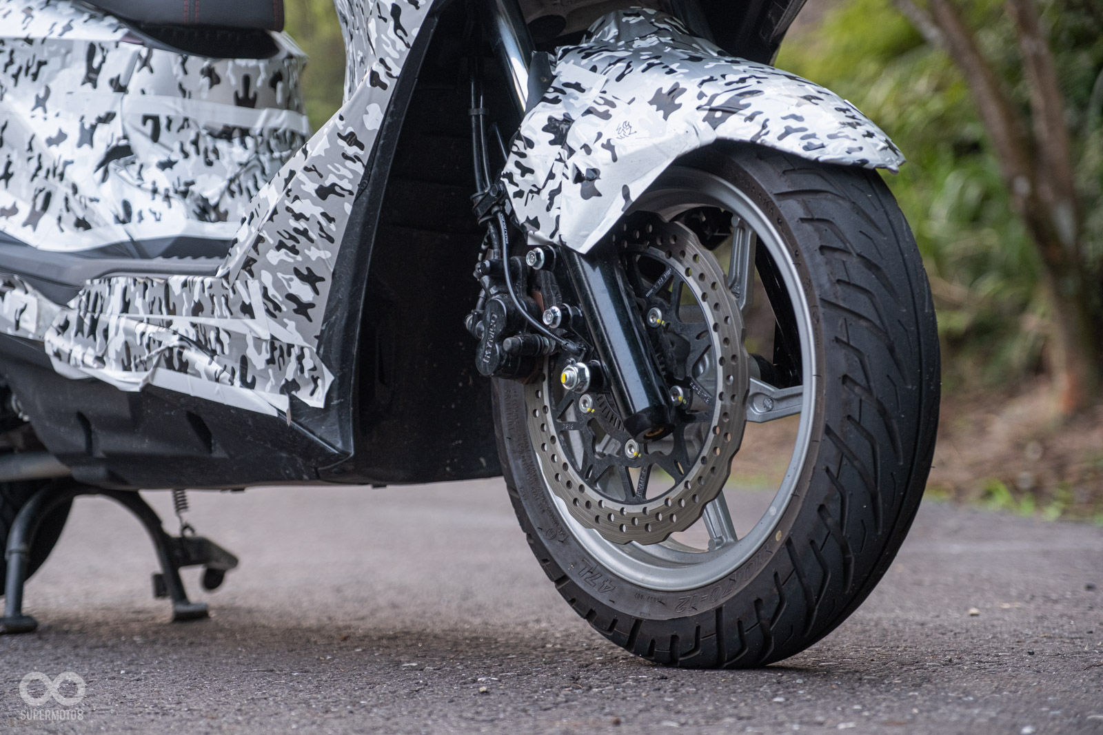 前後輪框皆為12寸配置，評測車輛具有ABS與TCS系統