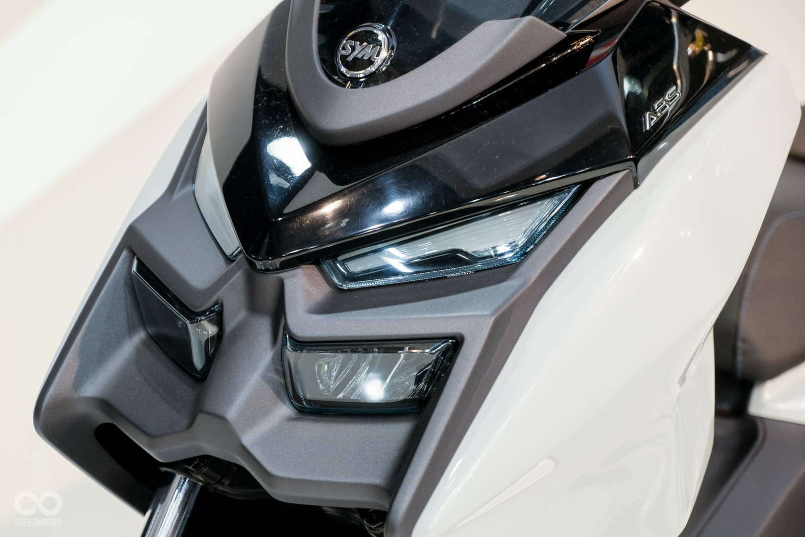 頭燈採用左右、上下分離式設計