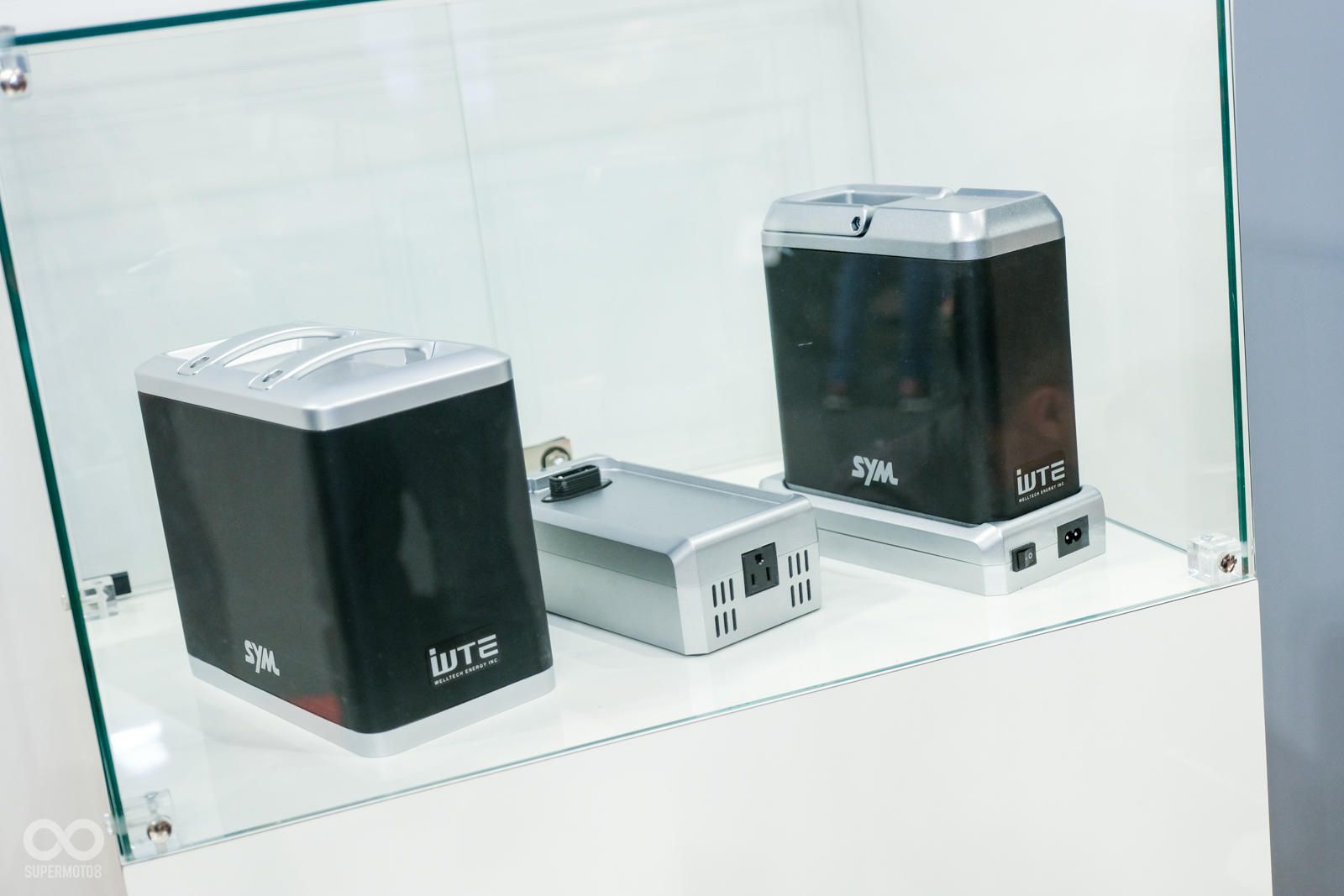 現場展出SYM與中油合作生產的電池,造型明顯與Gogoro、KYMCO兩陣營不同