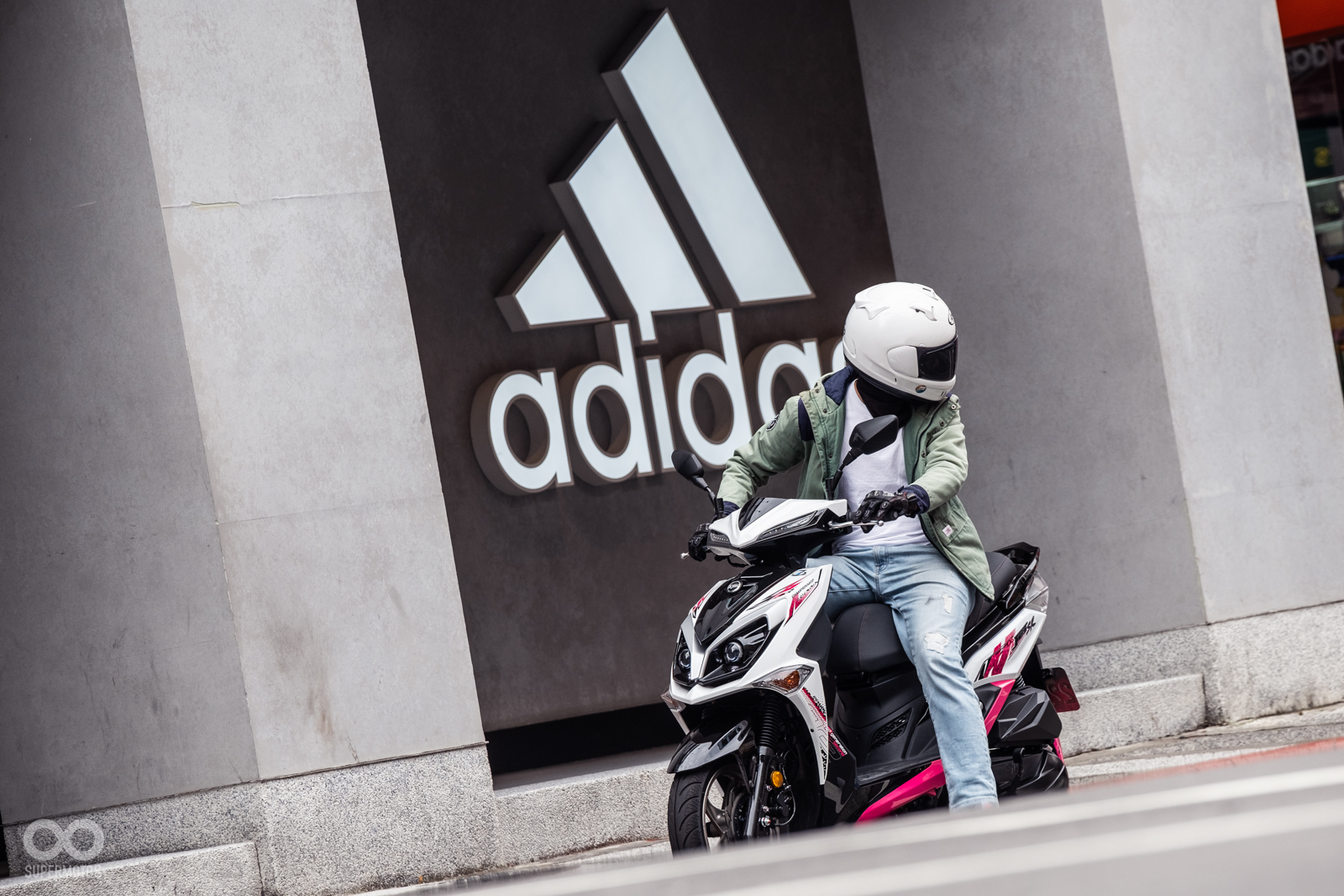 雖然JET車系隨著環保法規越來越嚴苛,導致動力數據下降,但是SYM透過引擎腹內調整與扭力曲線前移,讓JET SR在加速表現上依舊有著強勁的身手