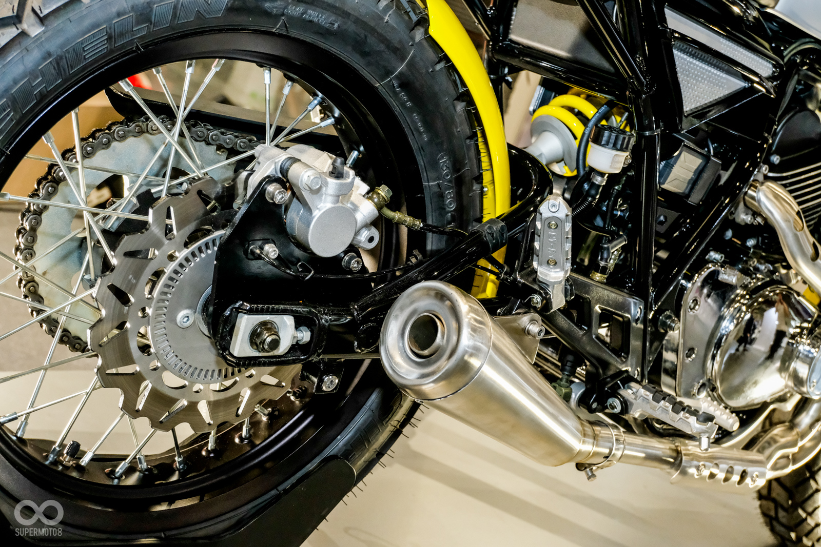 排氣管為單出口設計，金屬外型質感符合復古氛圍