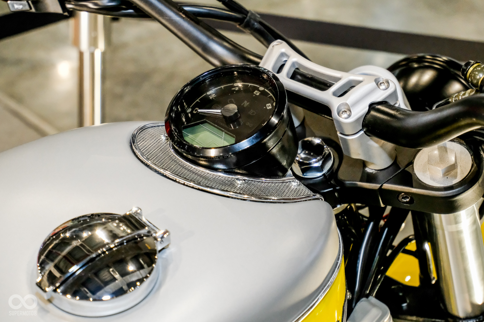 前叉為倒立式，配上具有ABS的前後碟式煞車，儀表鑲嵌於油箱前端，造型相當簡潔