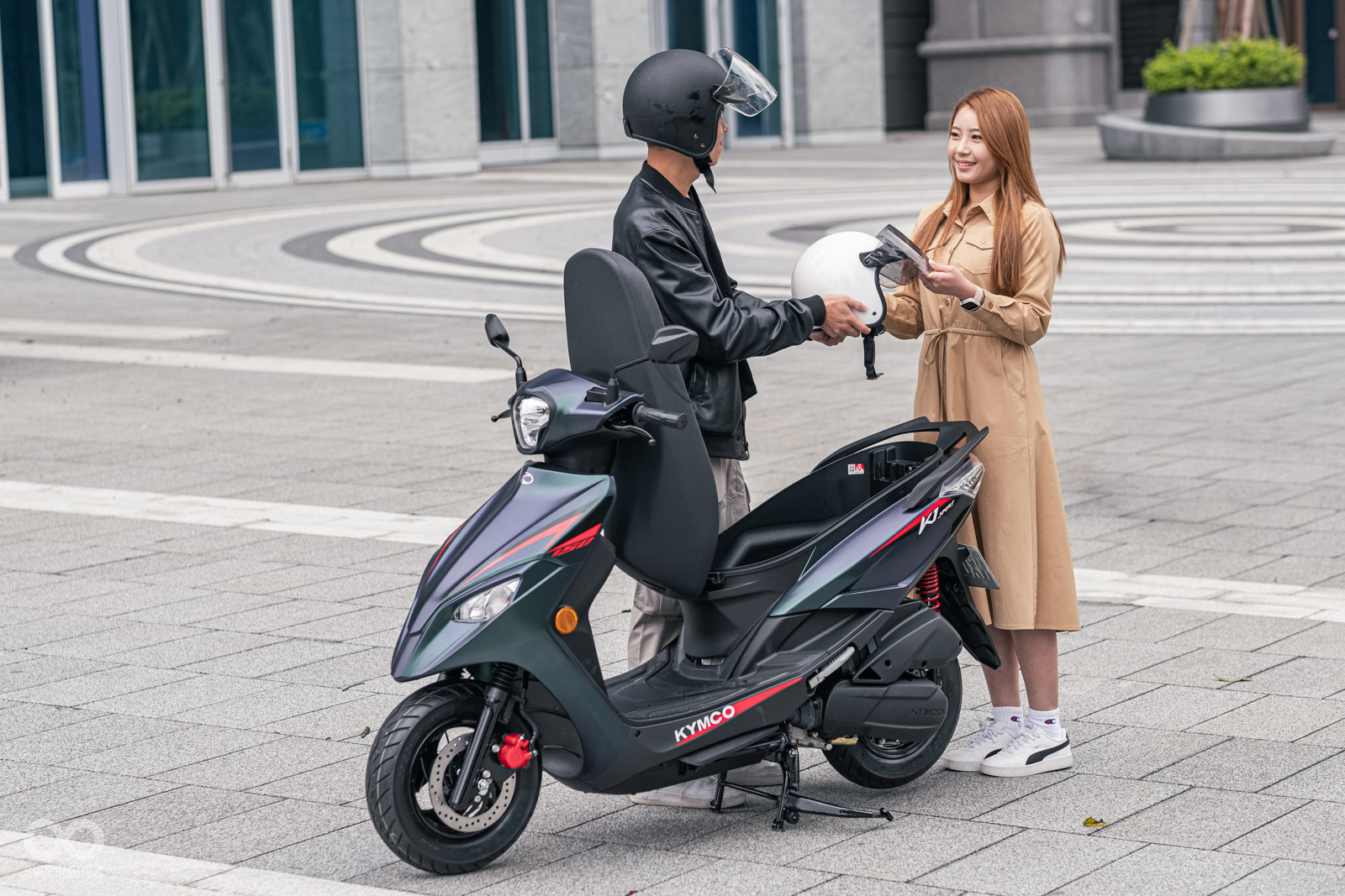 可放下兩頂3/4安全帽的大車廂相當實用,置物箱還暗藏玄機