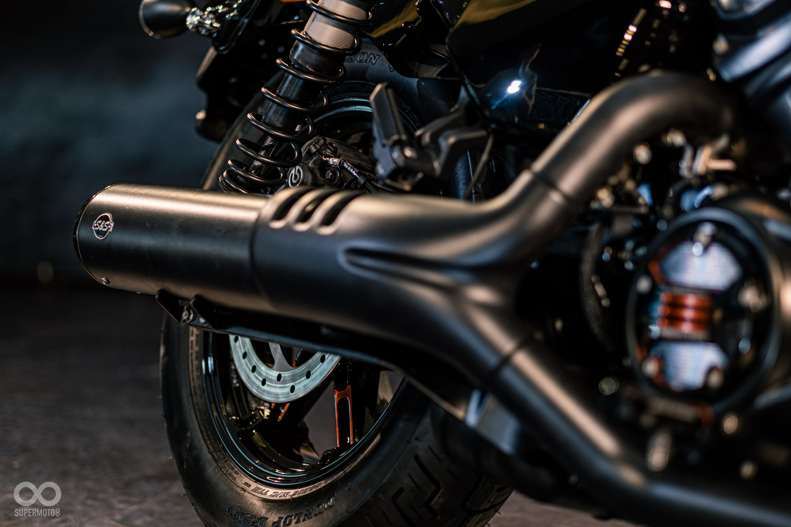 排氣管中段的二合一造型相當典雅