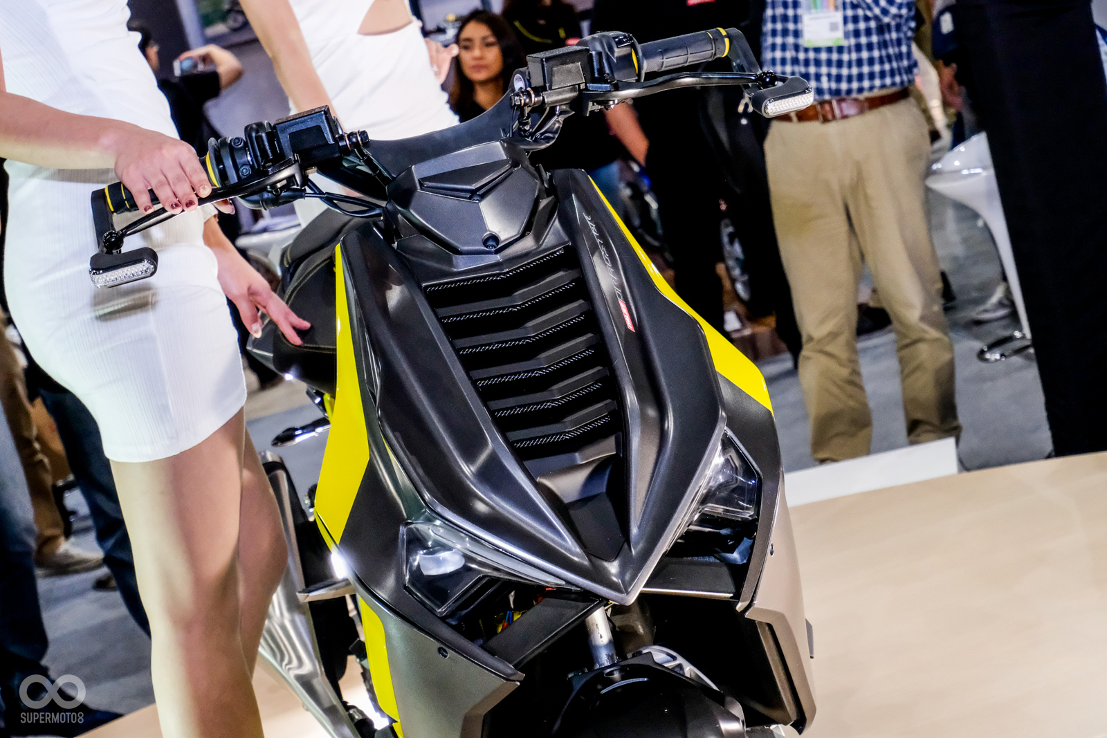 外露的車架相當具有運動感，車頭造型相當銳利