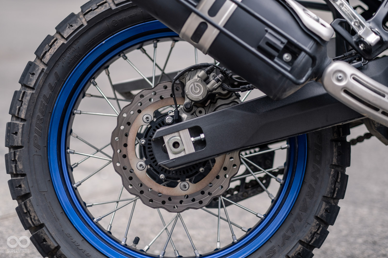 Brembo的單向單活塞卡鉗配245mm單碟