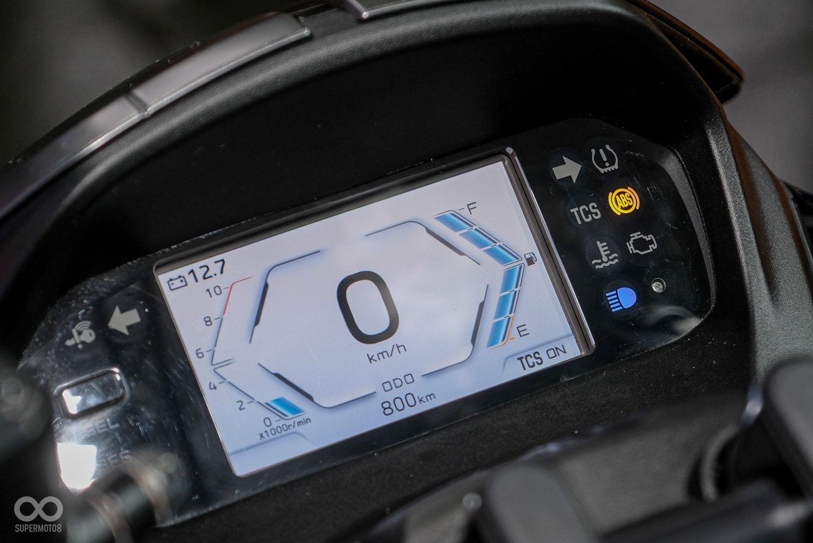 TFT儀表具有導航、來電提醒、訊息提醒等功能，也有測速照相與速限提示