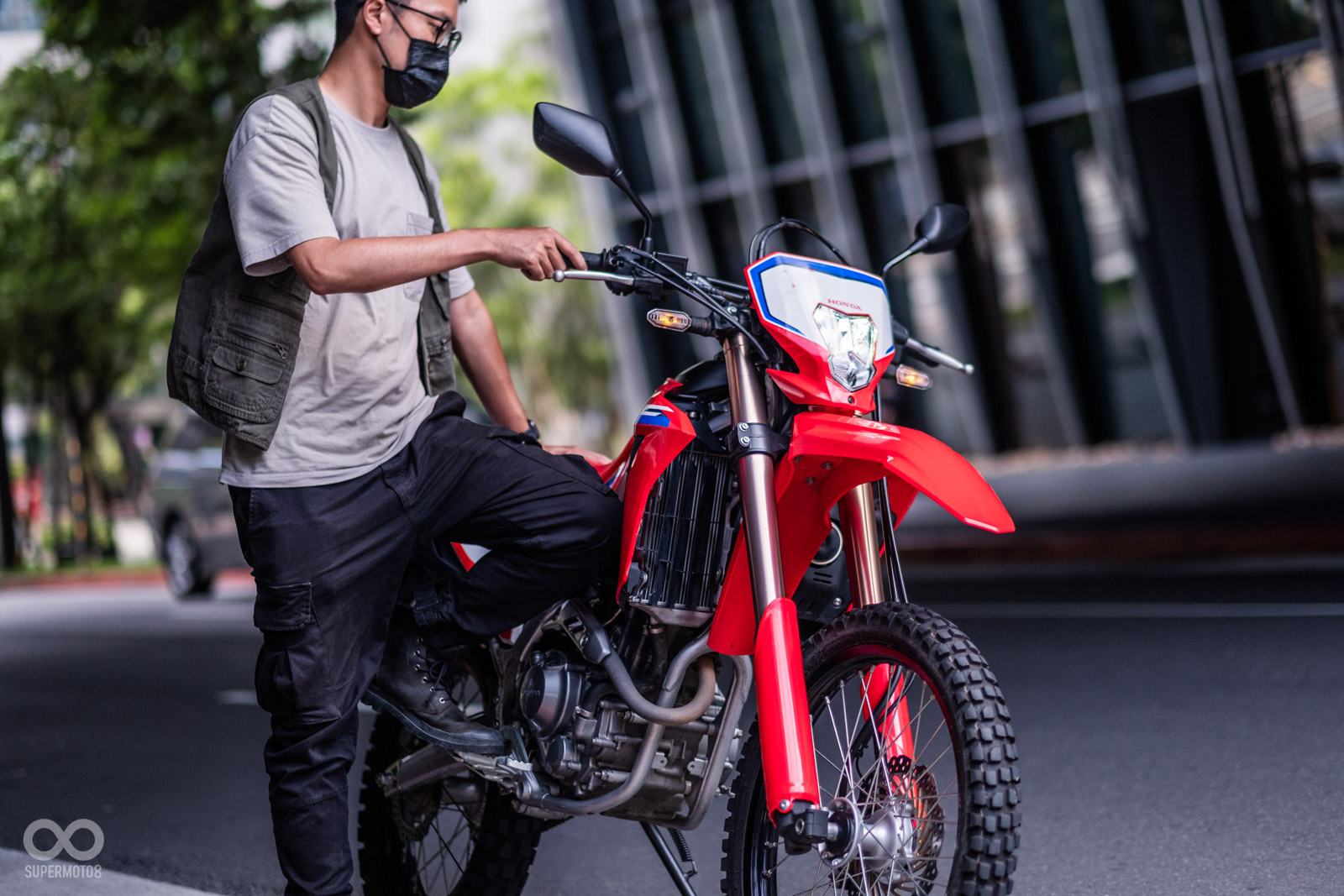 鋼筋水泥的都會景色,和CRF300L的越野氣息形成強烈對比