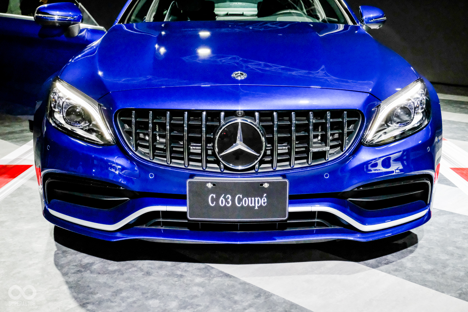 車頭視覺以承襲AMG GT家族的直瀑式格柵呈現，相當霸氣