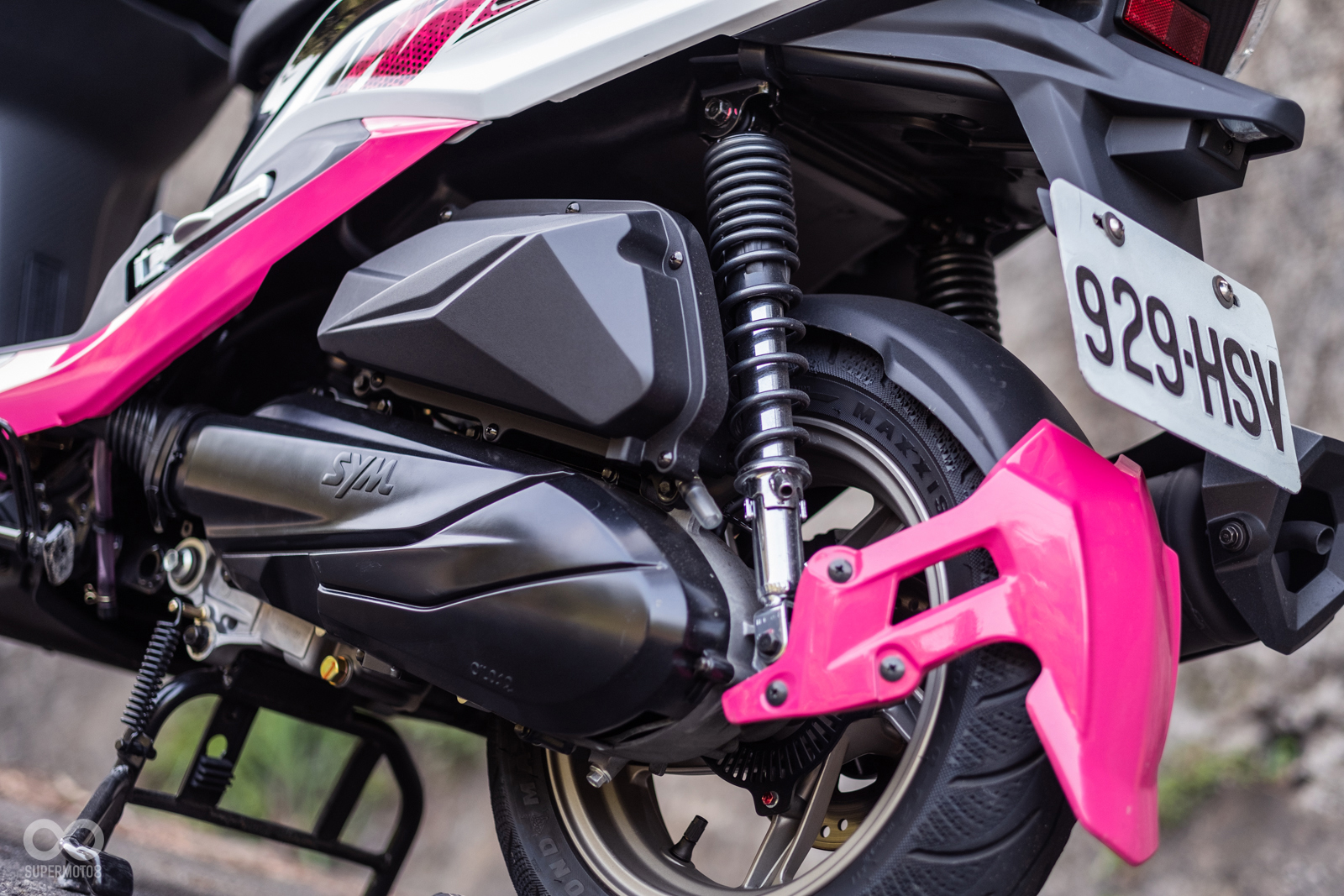 引擎、空濾蓋上也設計相當肌肉感的線條點綴