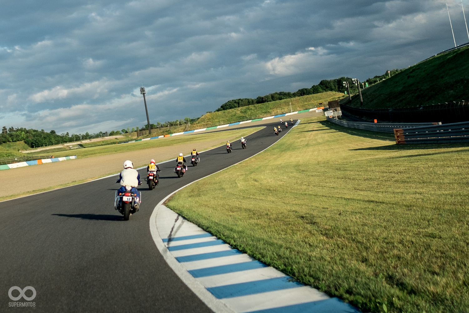 此時真要謝謝我爸媽,沒有把我栽培成攝影師,不然在車上拍照的就是我了,各種羨慕季妒恨